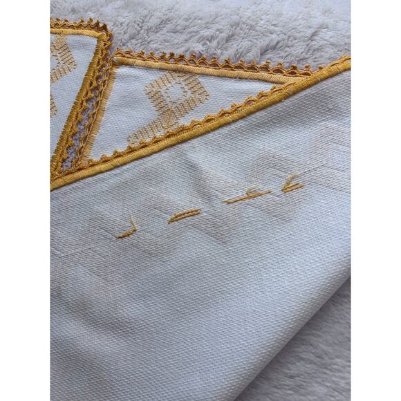 Set of Hand-Embroidered Vintage 1970s Table Linens Goldenrod Yellow White - Picture 5 of 6